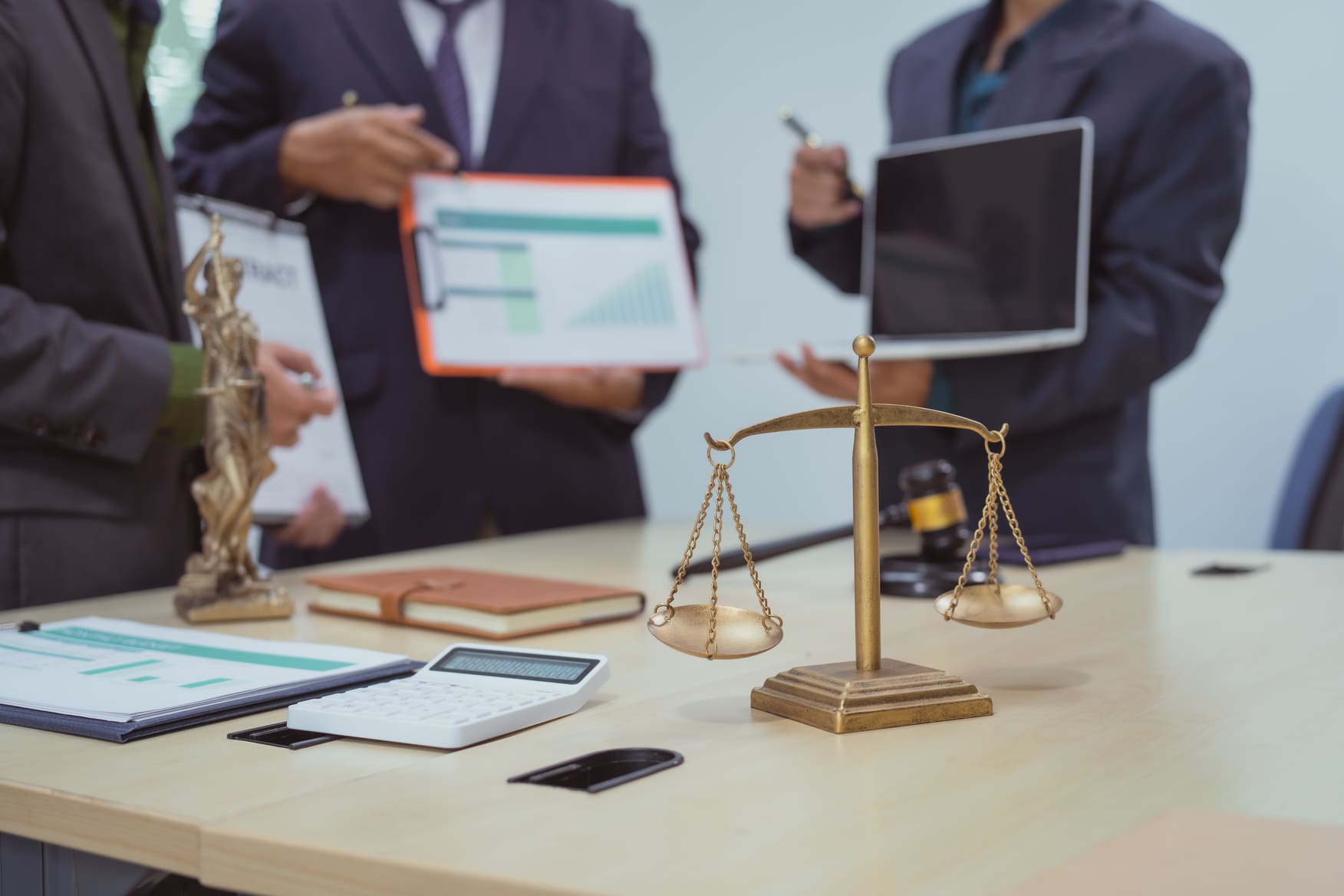 lawyers comparing persoal injury settlement amounts
