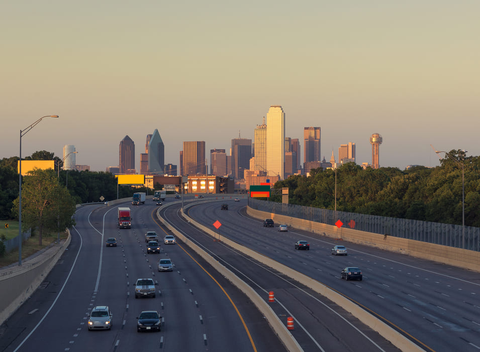 cars and traffic in dallas, tx