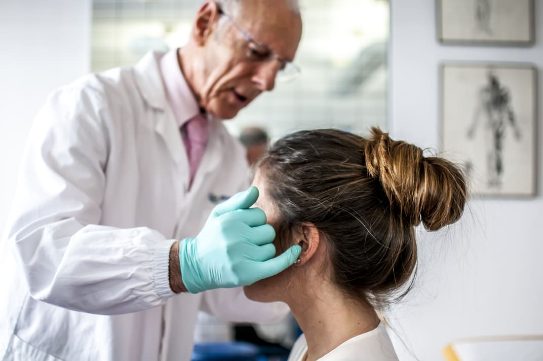 doctor treating a patient for car accident concussion